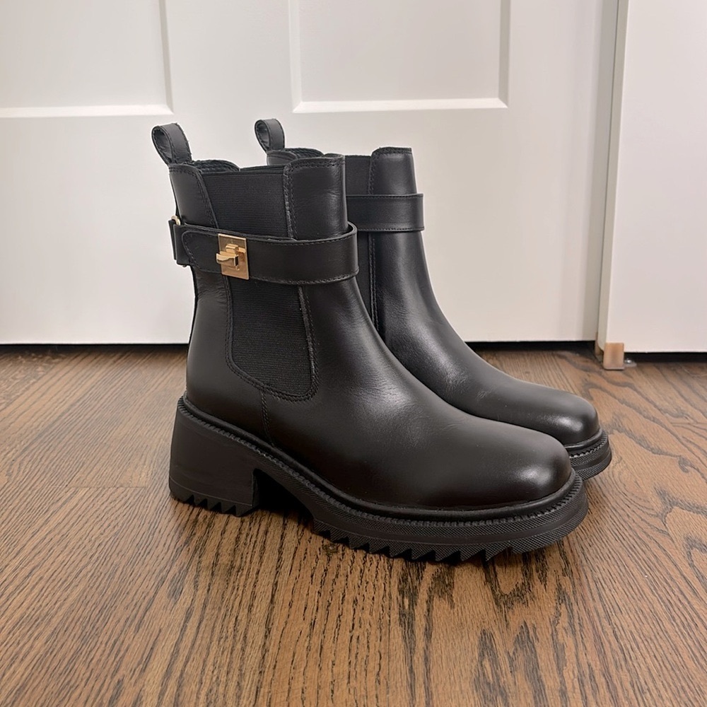 Steve Madden Gates Black Leather Ankle Lug Sole Boots Buckle Gold Hardware Sz 9